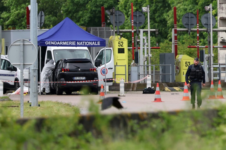 La police scientifique sur le site d'une attaque à la voiture bélier contre un fourgon pénitentiaire, au péage routier à Incarville, dans l'Eure, le 14 mai 2024