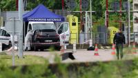 La police scientifique sur le site d'une attaque à la voiture bélier contre un fourgon pénitentiaire, au péage routier à Incarville, dans l'Eure, le 14 mai 2024