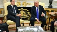 Le président américain Donald Trump (d) et le secrétaire général de l'Otan, Mark Rutte, dans le Bureau ovale de la Maison Blanche, le 22 octobre 2025 à Washington