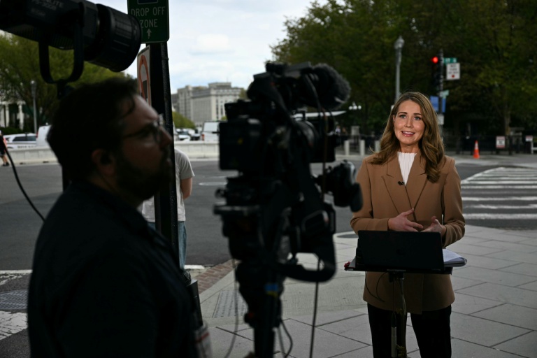 Une journaliste de CNN en duplex près de la Maison Blanche, à Washington, le 19 septembre 2026