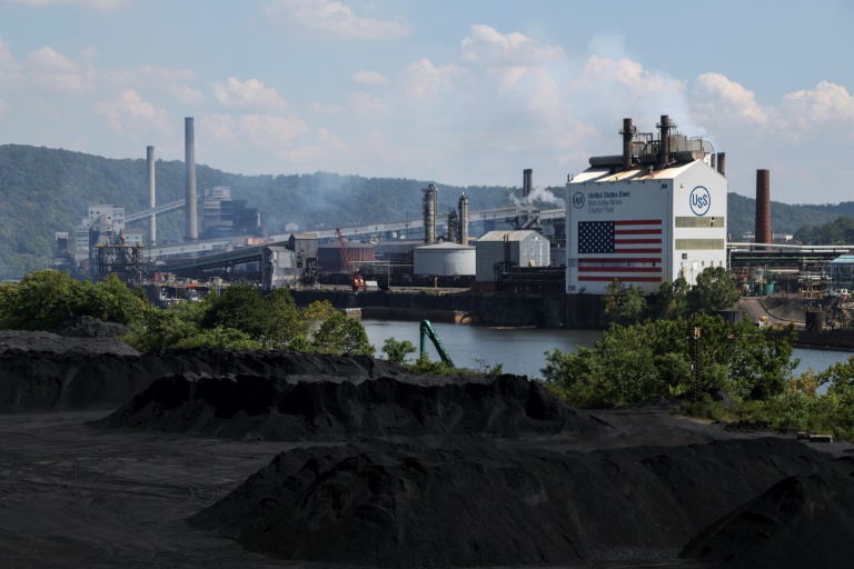 Vue de l'usine Clairton Coke Works, propriété de la compagnie sidérurgique américaine US Steel, après une explosion, le 11 août 2025 à Clairton aux Etats-Unis