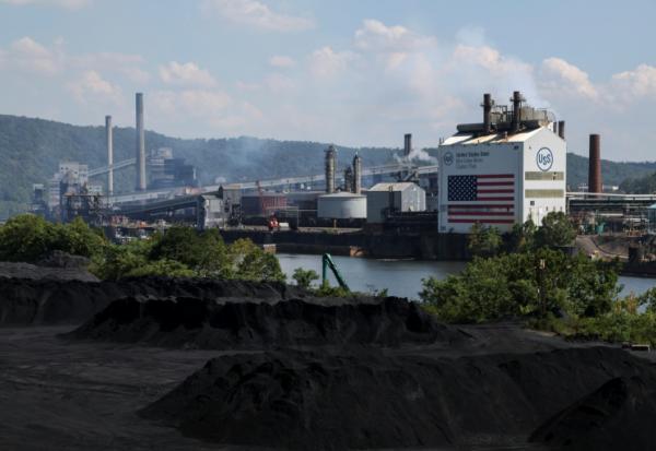 Vue de l'usine Clairton Coke Works, propriété de la compagnie sidérurgique américaine US Steel, après une explosion, le 11 août 2025 à Clairton aux Etats-Unis
