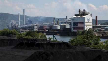 Vue de l'usine Clairton Coke Works, propriété de la compagnie sidérurgique américaine US Steel, après une explosion, le 11 août 2025 à Clairton aux Etats-Unis