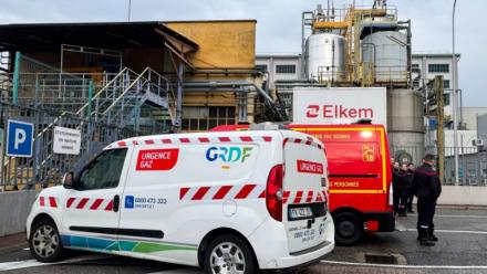 Des camions de pompiers devant l'usine chimique Elkem Silicones, après une explosion, le 22 décembre 2025 à Saint-Fons, dans le Rhône