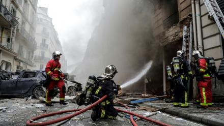Des pompiers éteignent un incendie à la suite de l'explosion d'une boulangerie, à l'angle des rues Sainte-Cécile et de Trévise, dans le centre de Paris, le 12 janvier 2019