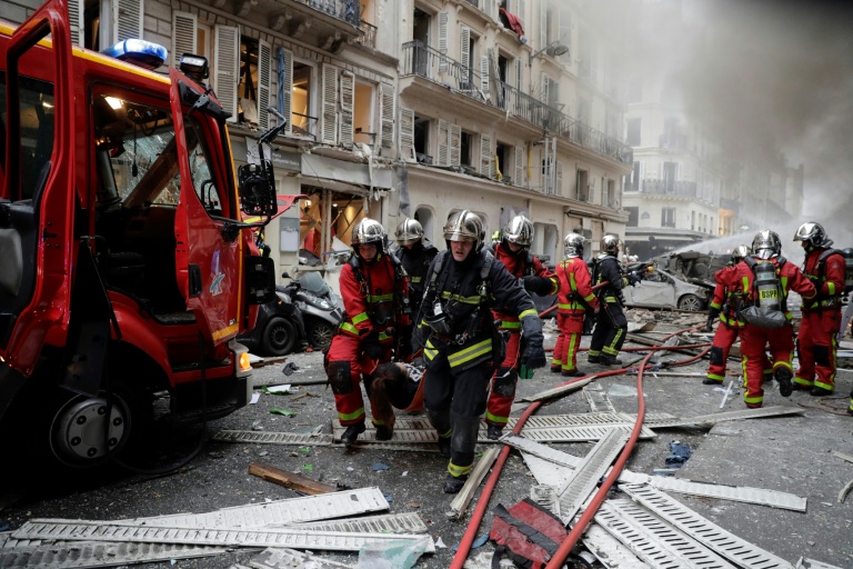 Des pompiers au secours de victimes après l'explosion au gaz de la rue de Trévise, le 12 janvier 2019 à Paris