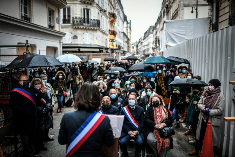 La maire du 9e arrondissement, Delphine Bürkli, rend hommage aux victimes de l'explosion de la rue de Trévise, le 12 janvier 2021 à Paris