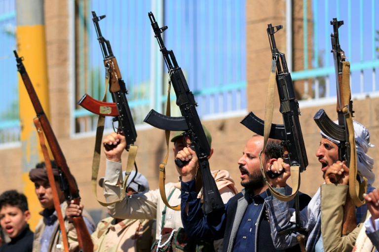 Des combattants houthis prennent part à une manifestation à Sanaa pour recruter de nouveaux soldats, le 7 octobre 2026 
