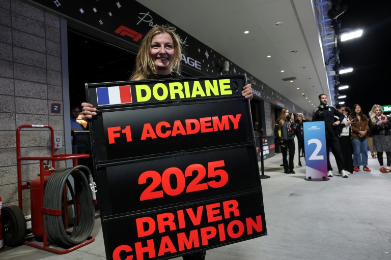 La Française Doriane Pin a remporté l'édition 2025 de la F1 Academy, le championnat de monoplaces réservé aux femmes, le 23 novembre 2025 à Las Vegas
