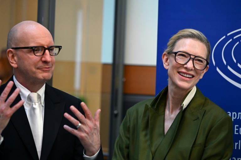 Le réalisateur Steven Soderbergh (g) et l'actrice et productrice australienne Cate Blanchett (d) lors du lancement du 