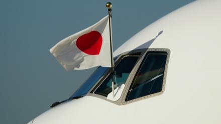 Le drapeau japonais sur le cockpit de l'avion transportant la Première ministre japonaise vers l'Afrique du Sud pour le sommet du G20, à l'aéroport Haneda de  Tokyo le 21 novembre 2025