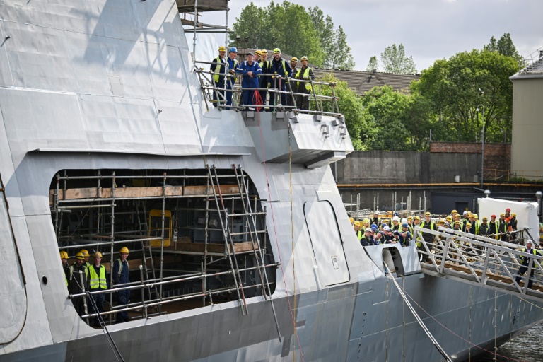 Des employés de BAE Systems, pendant une viste du Premier ministre britannique Keir Starmer à l'usine Govan de BAE Systems, à Glasgow, le 2 juin 2025 en Ecosse
