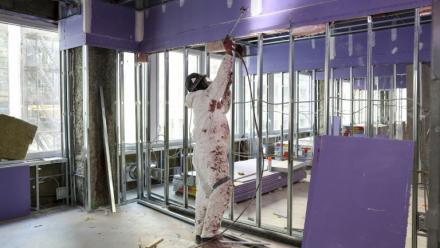 Sur le chantier de conversion d'un immeuble de bureaux en logements à New York, le 10 avril 2026