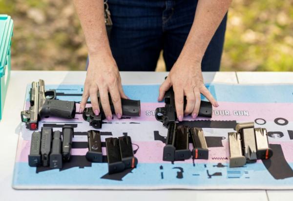 Clara Elliott présente des armes lors d'un cours d'initiation au tir, à Midlothian, en Virginie, le 11 avril 2026