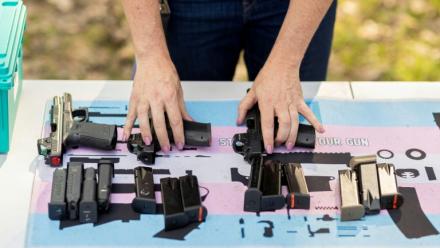 Clara Elliott présente des armes lors d'un cours d'initiation au tir, à Midlothian, en Virginie, le 11 avril 2026