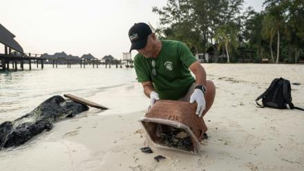 Un défenseur de l'environnement s'occupe de tortues sur l'île de Mataking, en Malaisie, le 25 septembre 2026