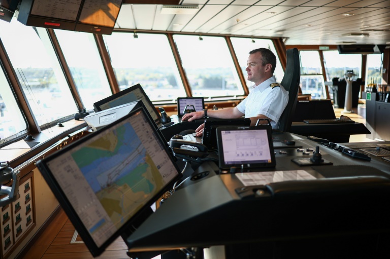 Le capitaine Will Whatley sur le pont du RRS Sir David Attenborough, amarré au port international de Harwich, dans l'est de l'Angleterre, le 6 octobre 2025, avant le départ du navire pour entreprendre des recherches dans l'Antarctique.