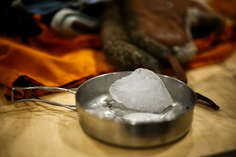 Un échantillon de glace de l'Antarctique au sein du laboratoire à bord du RRS Sir David Attenborough, amarré au port international de Harwich, dans l'est de l'Angleterre, le 6 octobre 2025, avant le départ du navire pour entreprendre des recherches dans l'Antarctique.