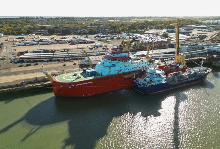 Vue aérienne du RRS Sir David Attenborough, amarré au port international de Harwich, dans l'est de l'Angleterre, le 6 octobre 2025, avant son départ pour des recherches en Antarctique plus tard dans le mois, dans le cadre du British Antarctic Survey.