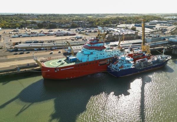 Vue aérienne du RRS Sir David Attenborough, amarré au port international de Harwich, dans l'est de l'Angleterre, le 6 octobre 2025, avant son départ pour des recherches en Antarctique plus tard dans le mois, dans le cadre du British Antarctic Survey.