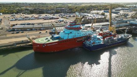 Vue aérienne du RRS Sir David Attenborough, amarré au port international de Harwich, dans l'est de l'Angleterre, le 6 octobre 2025, avant son départ pour des recherches en Antarctique plus tard dans le mois, dans le cadre du British Antarctic Survey.