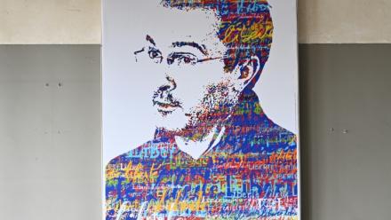 Un portrait du professeur assassiné Samuel Paty au collège du Bois d'Aulne, à Conflans-Sainte-Honorine, Le 16 octobre 2023 dans les Yvelines