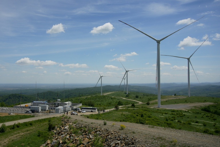 Vue d'ensemble le 25 mai 2026 d'éoliennes du parc d'Oriv, près de Lviv (ouest de l'Ukraine)