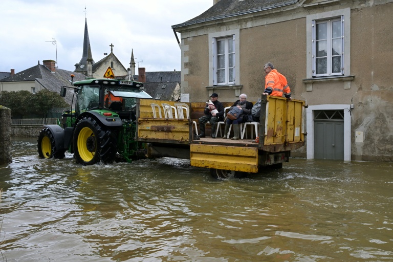 Des personnes sont évacuées de leur domicile en raison des inondations, le 20 février 2026 à Cheffes, dans le Maine-et-Loire