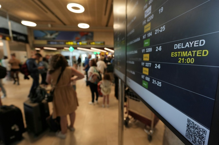 Pour les compagnies, cette protection se retourne contre leurs clients car, disent-elles, quand un avion prend du retard, elles préfèrent annuler les vols suivants avec le même appareil
