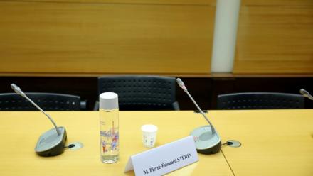La chaise vide de l'homme d'affaires Pierre-Edouard Stérin convoqué par une précédente commission d'enquête de l'Assemblée nationale, le 14 mai 2025, à Paris
