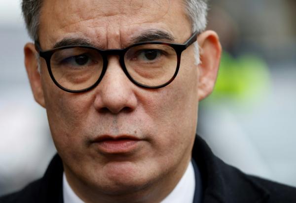 Le Premier secrétaire du PS Olivier Faure lors d'une conférence de presse avant une rencontre avec Emmanuel Macron, à l'extérieur de l'Elysée, Paris, le 20 février 2025