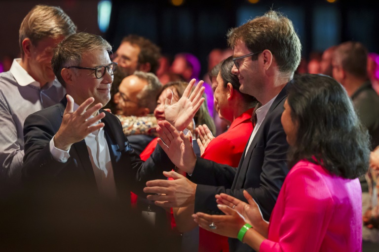 Le premier secrétaire du PS Olivier Faure (G) salue le maire de Rouen Nicolas Mayer-Rossignol (2eD) lors du congrès du parti, le 15 juin 2025 à Nancy
