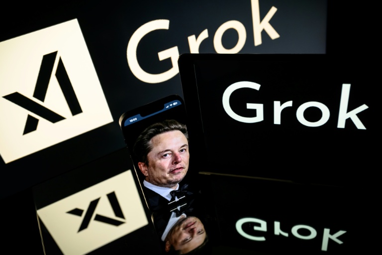 Ecrans affichant le logo de Grok, un chatbot d'IA générative développé par la société américaine xAI, et son fondateur, Elon Musk, le 13 janvier 2025 à Toulouse