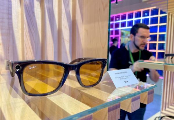 Des lunettes de soleil connectées exposées à Menlo Park, Californie, le 24 septembre 2024, avant le congrès Meta Connect