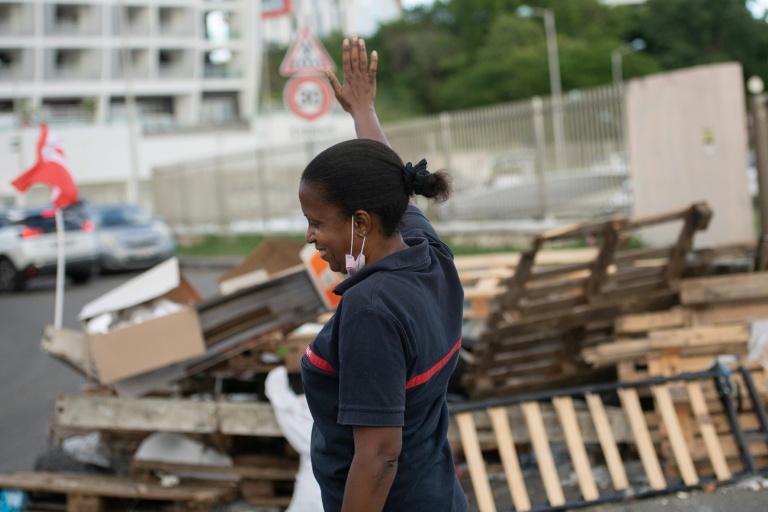 Une femme pompier près d'une barricade lors d'une grève générale à Fort-de-France le 27 novembre 2021