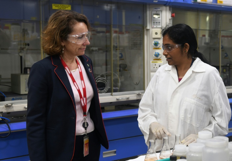 Marie-Ange Debon (à gauche), alors directrice générale adjointe de Suez, s'entretient avec une ingénieure de Suez Water Technologies and Solutions à Bangalore le 30 janvier 2018