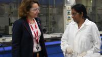 Marie-Ange Debon (à gauche), alors directrice générale adjointe de Suez, s'entretient avec une ingénieure de Suez Water Technologies and Solutions à Bangalore le 30 janvier 2018