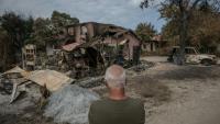 Un homme devant sa maison détruite par les flammes, au Porge, en Gironde, le 31 juillet 2026