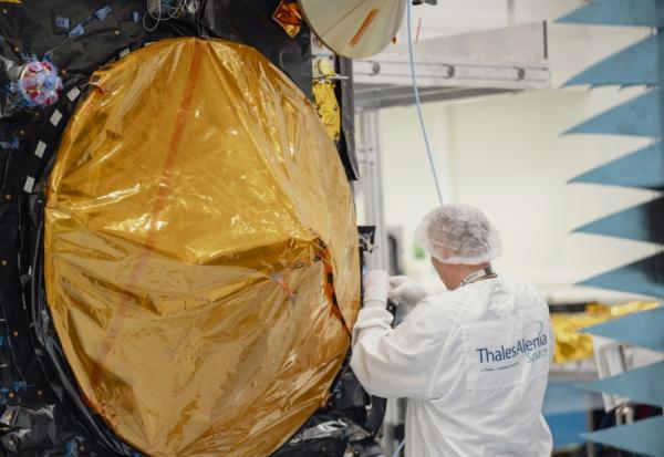 Un opérateur travaille sur un module de service  Sentinel 3C dans les locaux de Thales Alenia Space à Cannes, le 16 avril 2026 dans le sud-est de la France