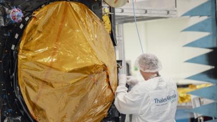 Un opérateur travaille sur un module de service  Sentinel 3C dans les locaux de Thales Alenia Space à Cannes, le 16 avril 2026 dans le sud-est de la France
