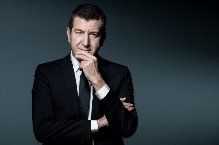 Le banquier d’affaires, propriétaire de médias et investisseur français Matthieu Pigasse pose lors d’une séance photo à Paris, le 4 février 2020