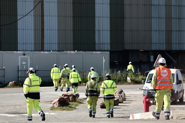 Des ouvriers sur le site industriel du groupe Fibre Excellence à Tarascon, le 14 avril 2026 dans les Bouches-du-Rôhne