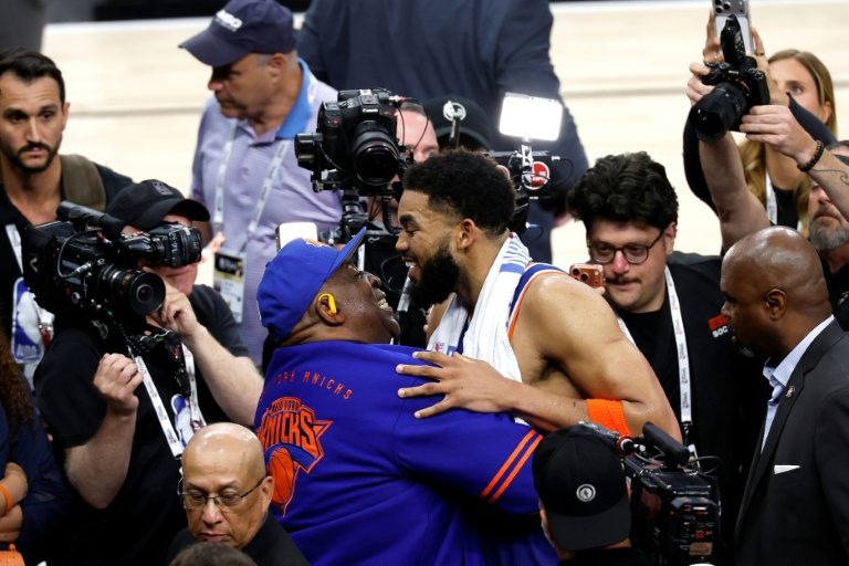 Karl-Anthony Towns, le pivot des New York Knicks, célèbre sa victoire avec son père, Karl Towns Sr., après le match remporté contre les San Antonio Spurs lors du deuxième match de la finale de la NBA 2026, à San Antonio, le 5 juin 2026 à San Antonio