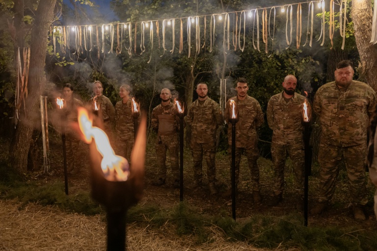 Des soldats ukrainiens  forment une haie d'honneur lors d'une 