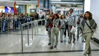 Des militants français, détenus et expulsés par Israël après l'interception de leur flottille à destination de Gaza, accueillis par des sympathisants à leur arrivée à l'aéroport Roissy Charles-de-Gaulle, près de Paris, le 22 mai 2026