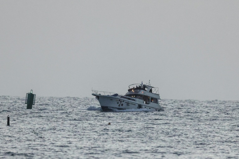 Un bateau de la flottille de Gaza (L), intercepté par la marine israélienne, est dirigé vers le port d'Ashdod, au sud de Tel Aviv, le 19 mai 2026