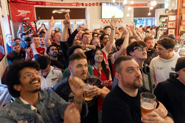 Des supporters d'Arsenal célèbrent le titre mardi soir dans un pub de Londres.