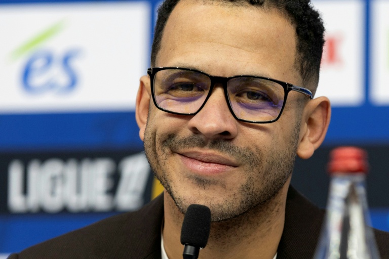 L'entraîneur anglais Liam Rosenior, annonçant son départ de Strasbourg à Chelsea, le mardi 6 janvier 2026, lors d'une conférence de presse à Strasbourg