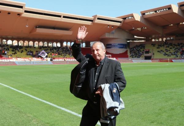 Rolland Courbis, alors entraîneur de Caen, salue la foule depuis le terrain du Stade Louis-II de Monaco, lors du match de Ligue 1 entre le SM Caen et l'AS Monaco, le 31 mars 2019