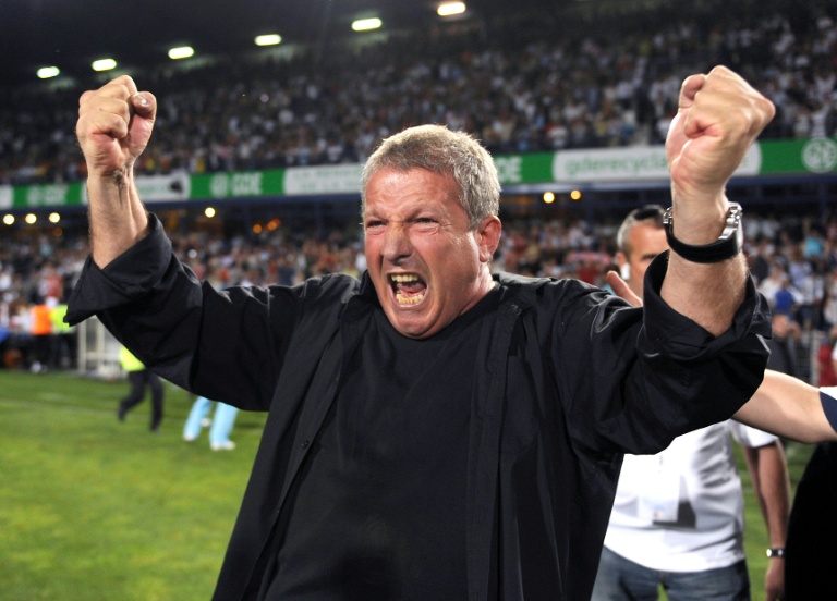 Rolland Courbis, coach de Montpellier, exulte après la victoire de son équipe face à Strasbourg, qui valide la montée du club en Ligue 1 lors de la 38e journée de L2 le 29 mai 2009 à Montpellier